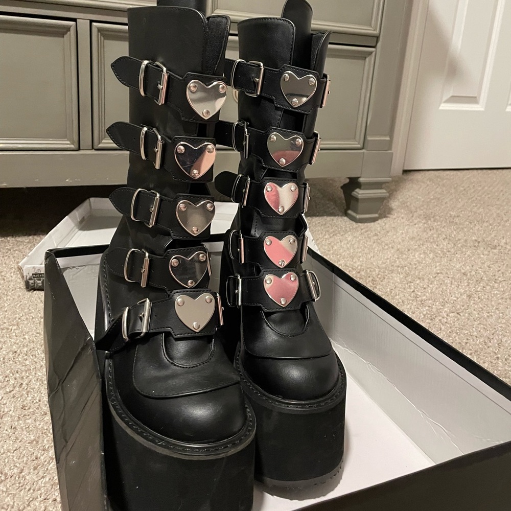Demonias size 9 heart buckles